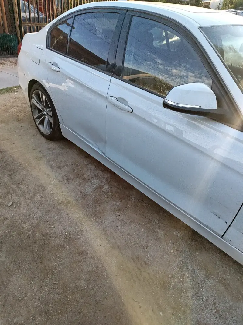 BMW Serie 3 Sedán Blanco en Buen Estado - 4