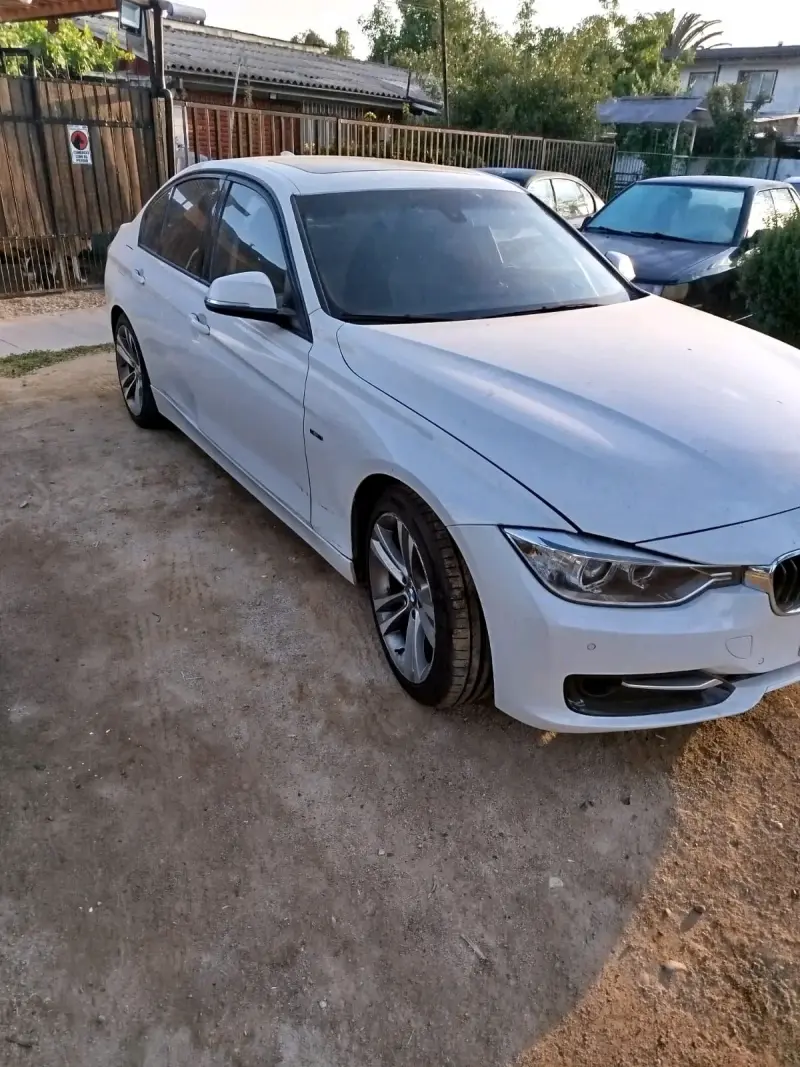 BMW Serie 3 Sedán Blanco en Buen Estado - 5