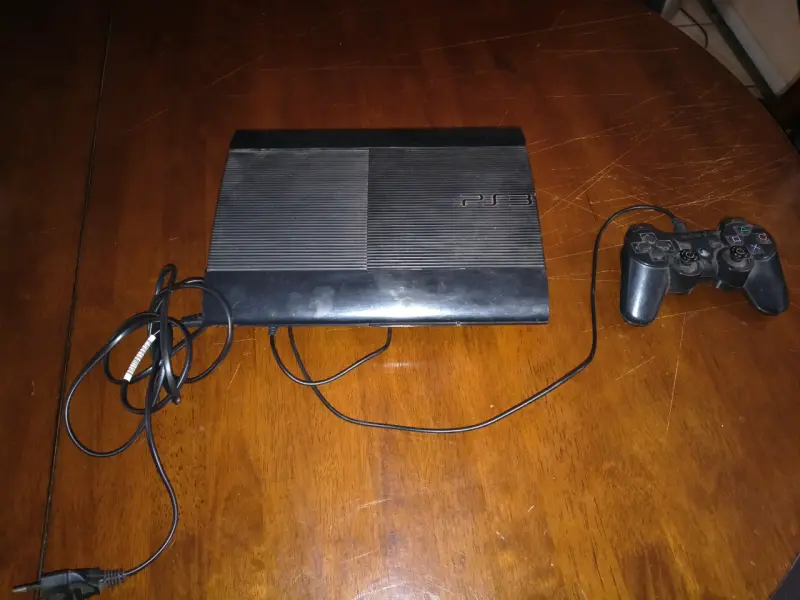 Consola PS3 con control y cables - 1