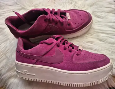 Zapatillas deportivas Nike Air Force 1 rosadas - miniatura 1