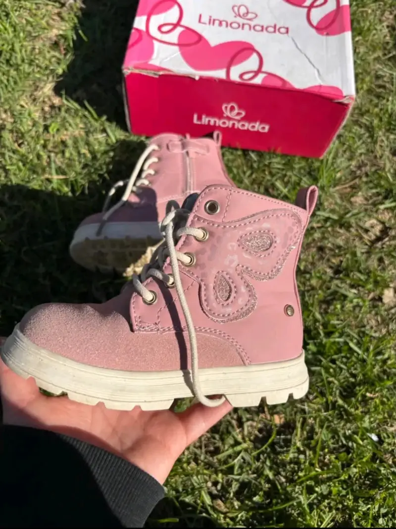 Botas rosadas para niña Limonada con diseño de mariposa