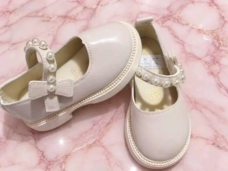 Zapatos de niña con perlas y lazo