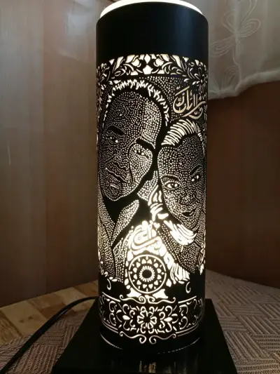 Lámpara decorativa cilíndrica con diseño artístico - miniatura 1