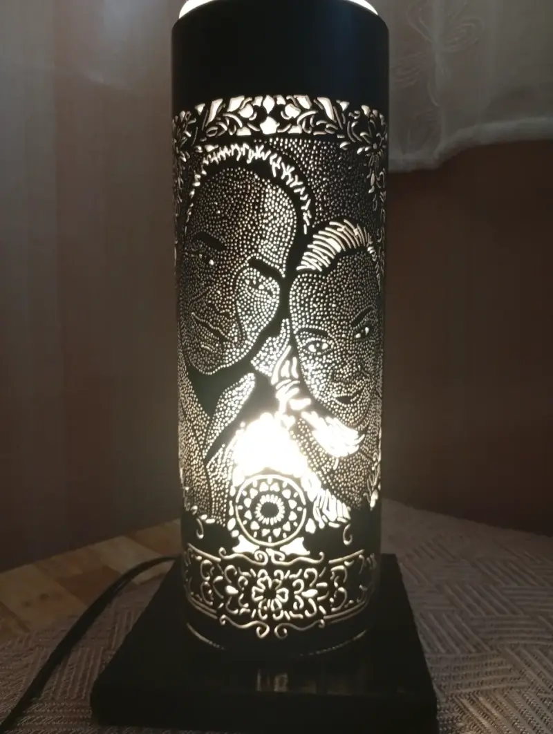 Lámpara decorativa cilíndrica con diseño artístico - 2