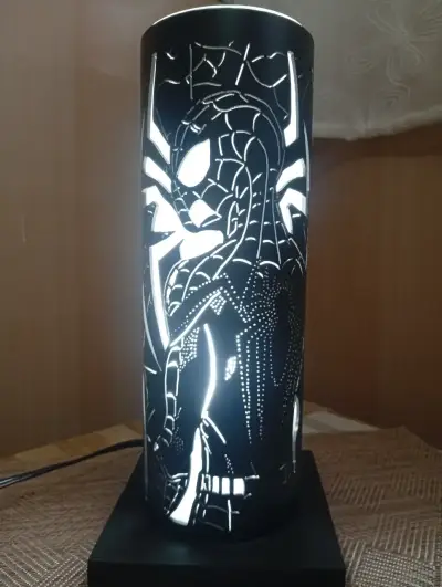 Lámpara decorativa de mesa con diseño de personajes - miniatura 1