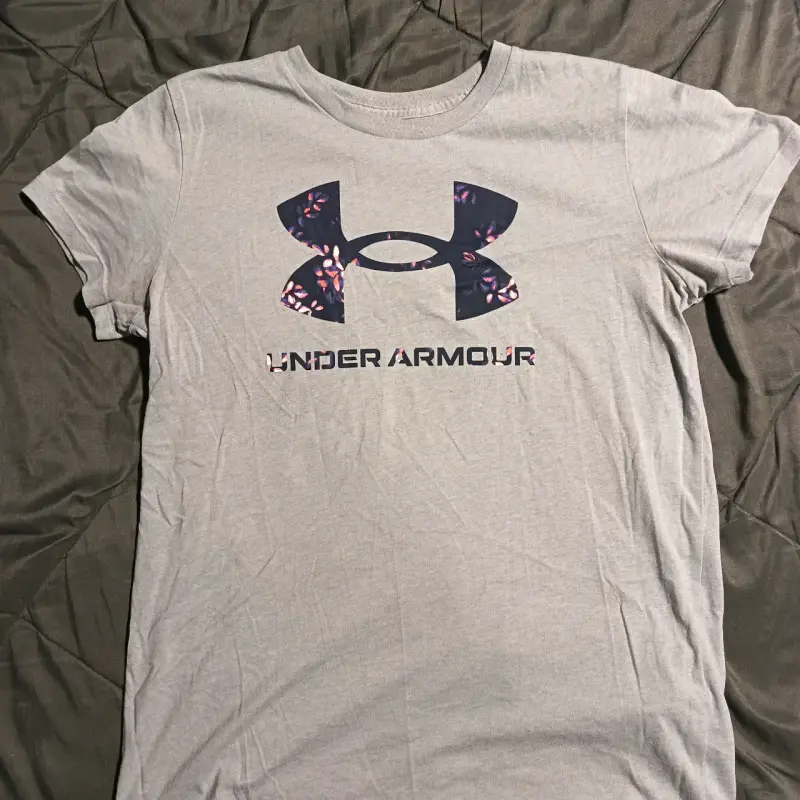 Polera Under Armour gris con logo estampado - 1