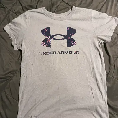 Polera Under Armour gris con logo estampado - miniatura 1
