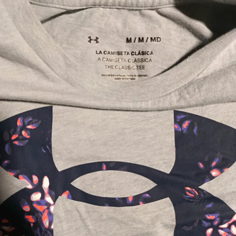 Polera Under Armour gris con logo estampado - 2