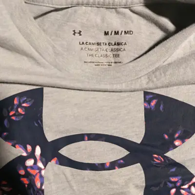Polera Under Armour gris con logo estampado - miniatura 2