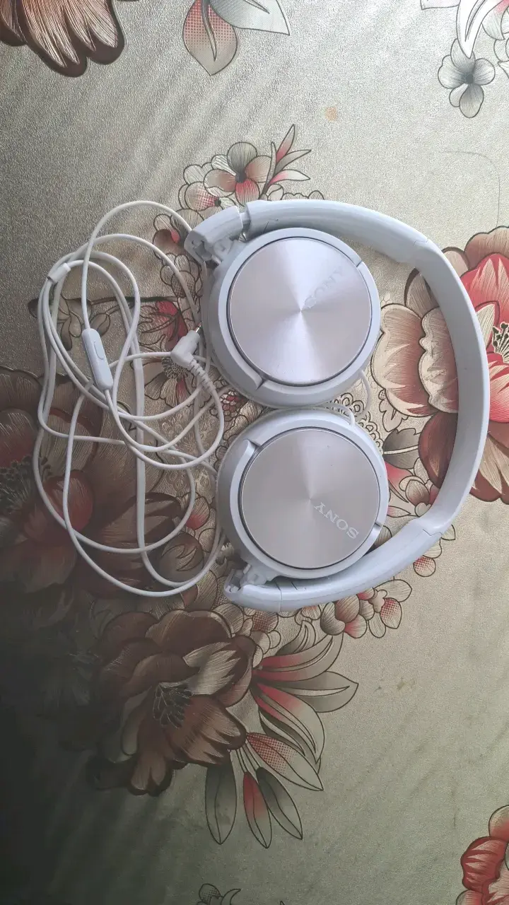 Auriculares Sony blancos con cable