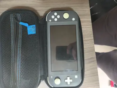 Nintendo switch lite con estuche Mario Kart - miniatura 1