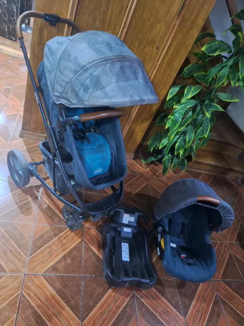 Coche de bebé con silla para auto y base - 1