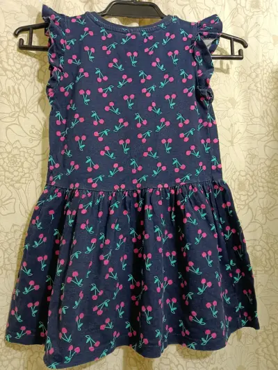 Vestido infantil azul con estampado de cerezas - miniatura 2