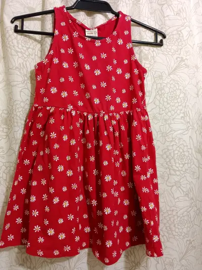 Vestido rojo con margaritas para niña. - miniatura 1