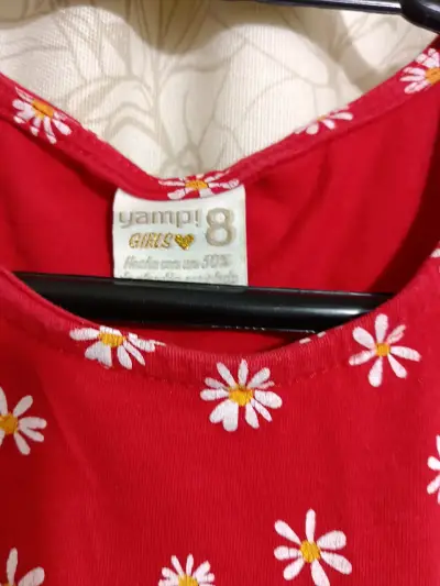 Vestido rojo con margaritas para niña. - miniatura 2