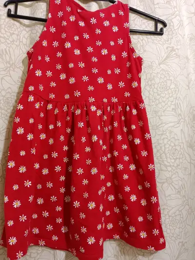 Vestido rojo con margaritas para niña. - miniatura 3