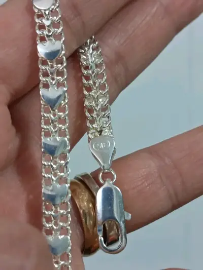 Pulsera de plata con diseño de corazones - miniatura 1