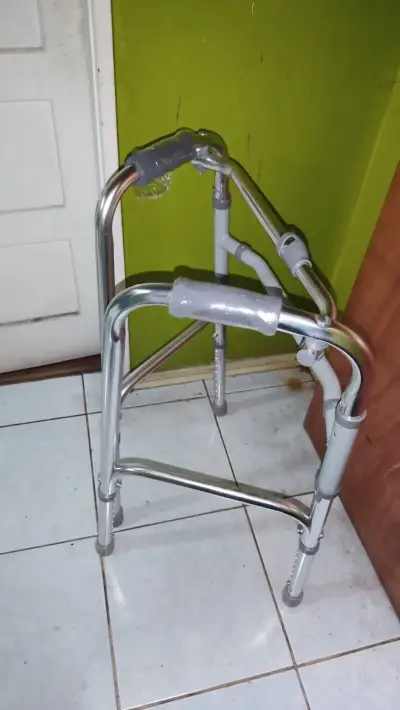 Andador plegable de aluminio para adultos - miniatura 1