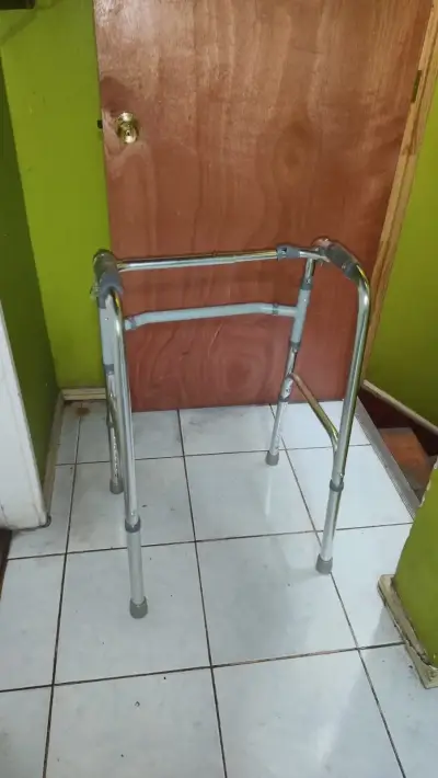 Andador plegable de aluminio para adultos - miniatura 2