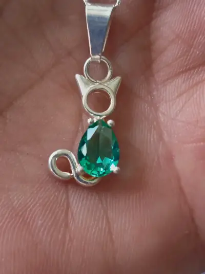 Colgante de plata con gema verde en forma de gato - miniatura 1