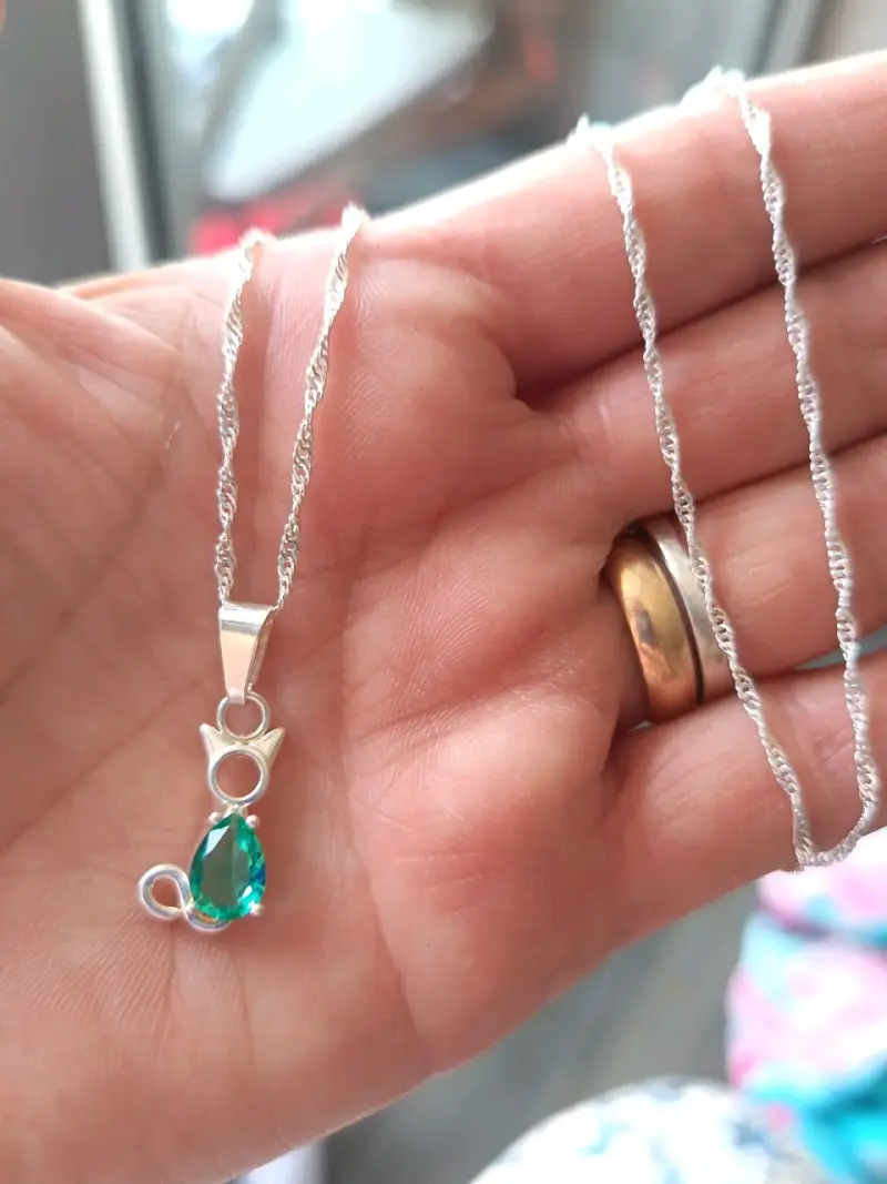 Colgante de plata con gema verde en forma de gato - 2