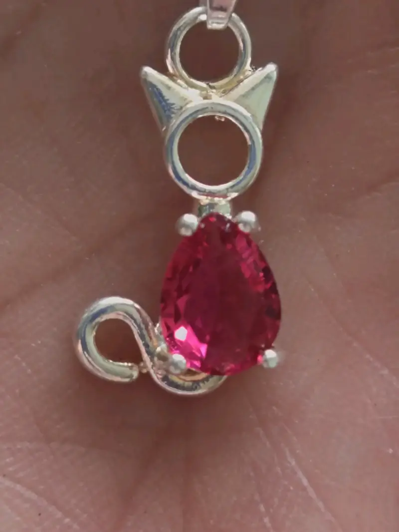 Colgante de plata con gema roja en forma de gato - 1