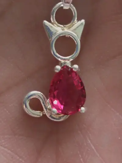 Colgante de plata con gema roja en forma de gato - miniatura 1
