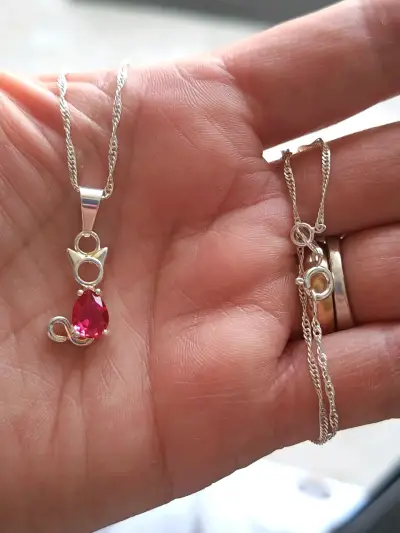 Colgante de plata con gema roja en forma de gato - miniatura 2