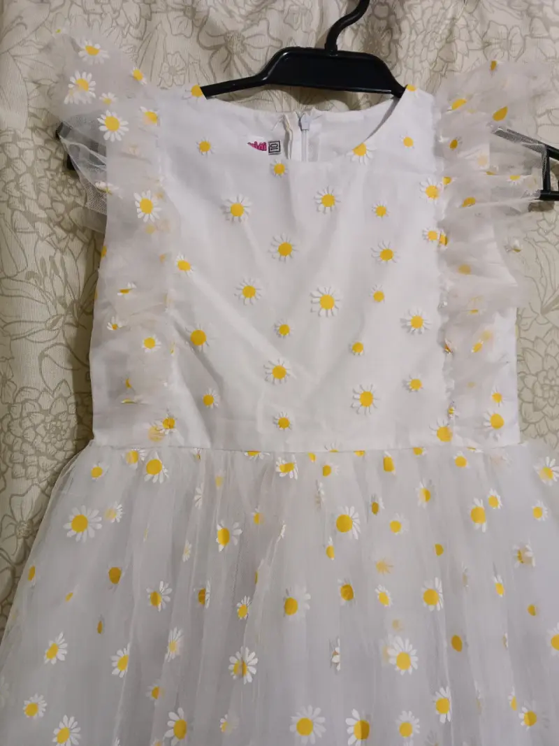 Vestido de niña con margaritas blancas y amarillas - 1