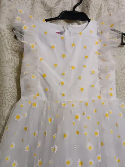 Vestido de niña con margaritas blancas y amarillas - miniatura 1