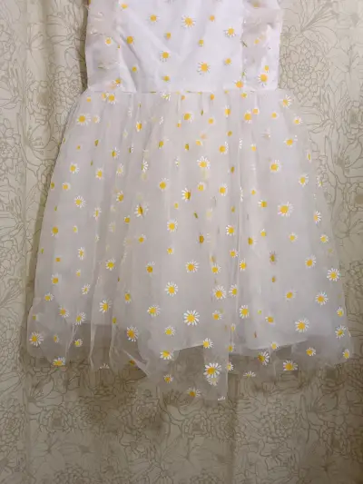 Vestido de niña con margaritas blancas y amarillas - miniatura 2