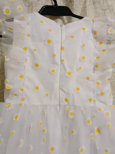 Vestido de niña con margaritas blancas y amarillas - miniatura 3