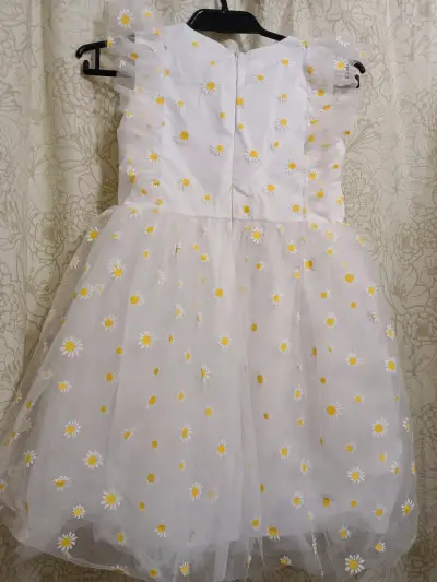 Vestido de niña con margaritas blancas y amarillas - miniatura 4