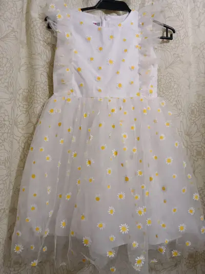 Vestido de niña con margaritas blancas y amarillas - miniatura 5