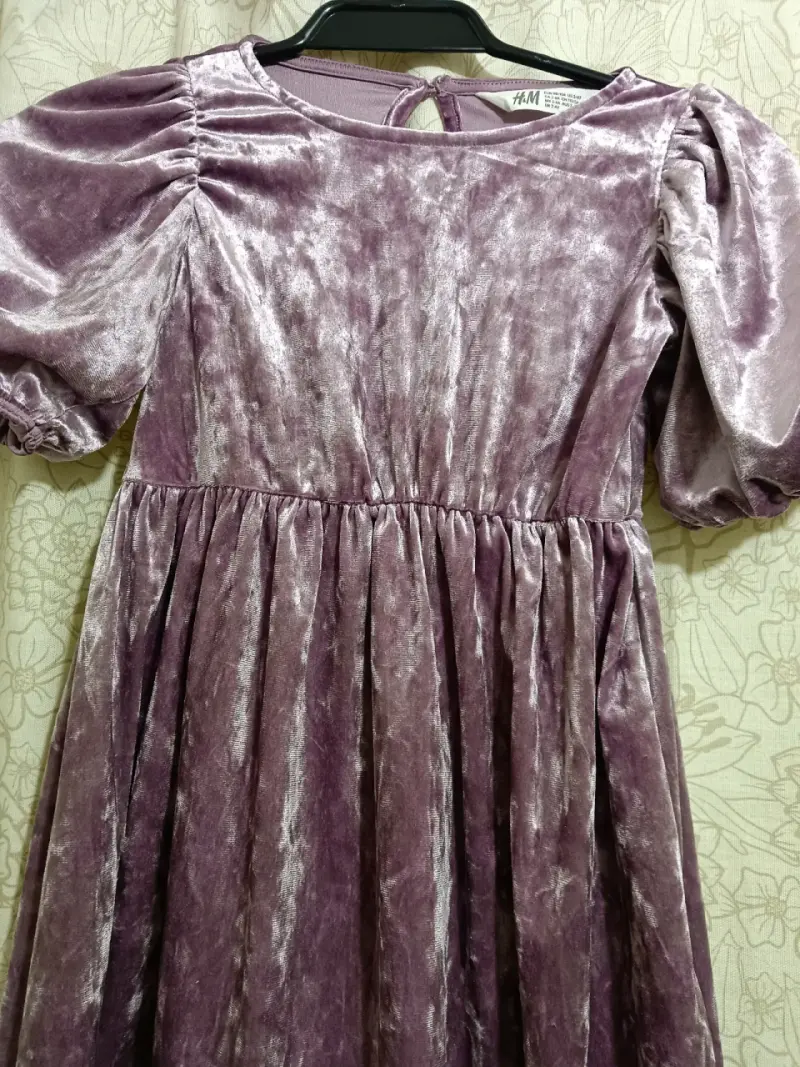 Vestido de terciopelo morado para niña H&M - 1