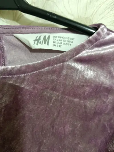 Vestido de terciopelo morado para niña H&M - miniatura 2