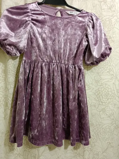 Vestido de terciopelo morado para niña H&M - miniatura 3