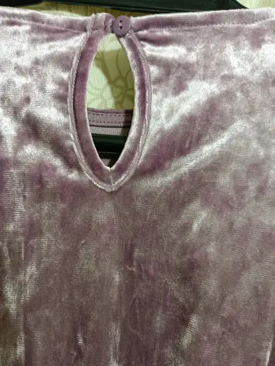 Vestido de terciopelo morado para niña H&M - miniatura 5
