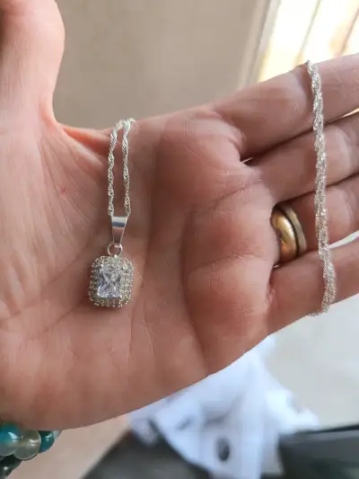 Colgante de plata con cadena y piedra brillante - miniatura 2