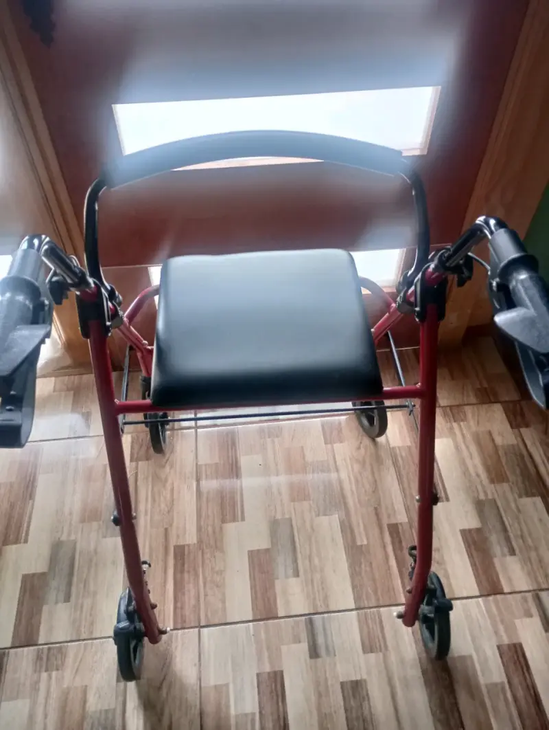 Andador plegable con asiento y frenos - 1