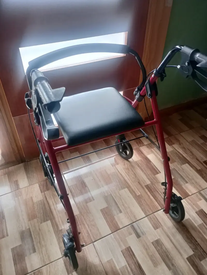 Andador plegable con asiento y frenos - 2