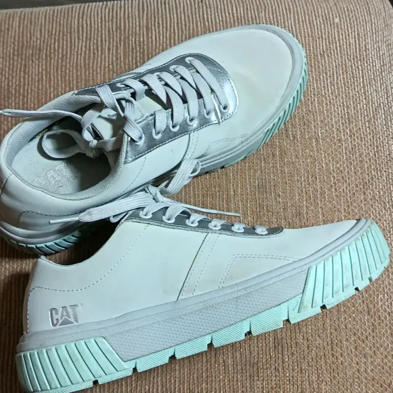Zapatillas unisex CAT blancas con suela verde - 1