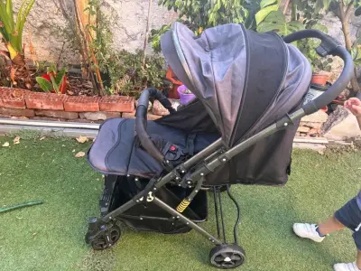 Coche de bebé plegable gris con capota ajustable - miniatura 1