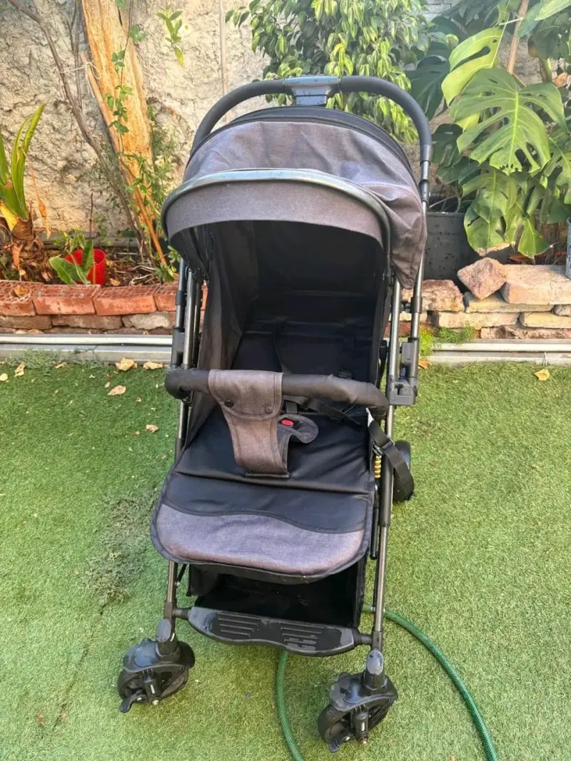 Coche de bebé plegable gris con capota ajustable - 2