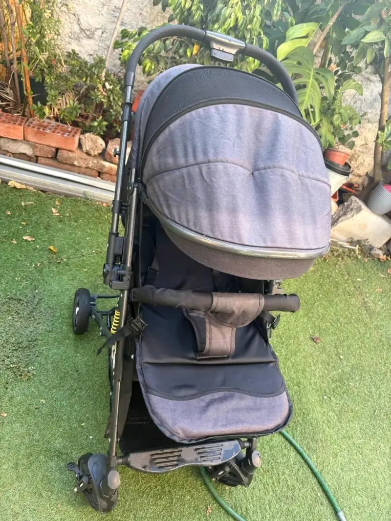 Coche de bebé plegable gris con capota ajustable - 3