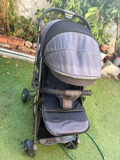 Coche de bebé plegable gris con capota ajustable - miniatura 3