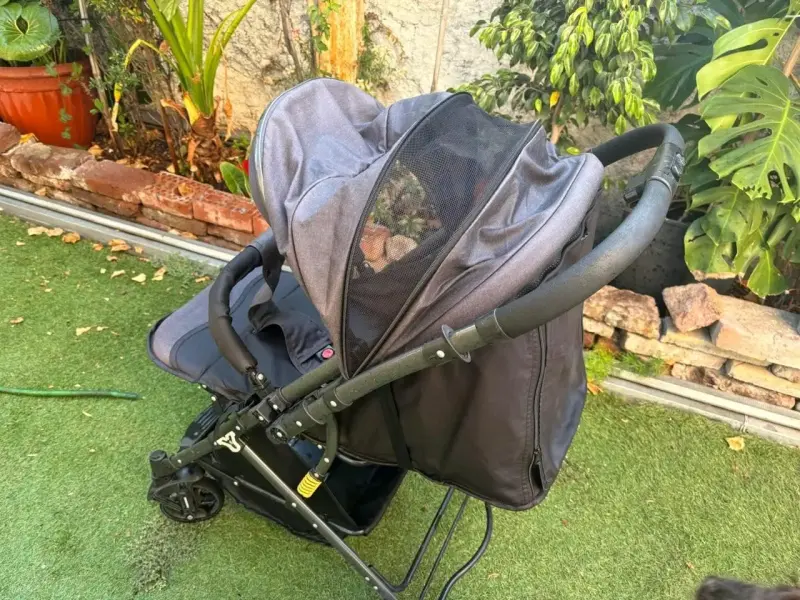 Coche de bebé plegable gris con capota ajustable - 4
