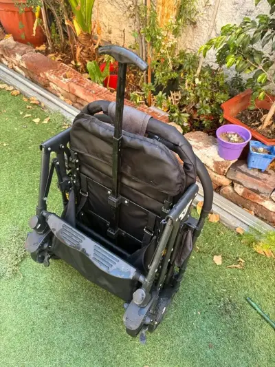 Coche de bebé plegable gris con capota ajustable - miniatura 5