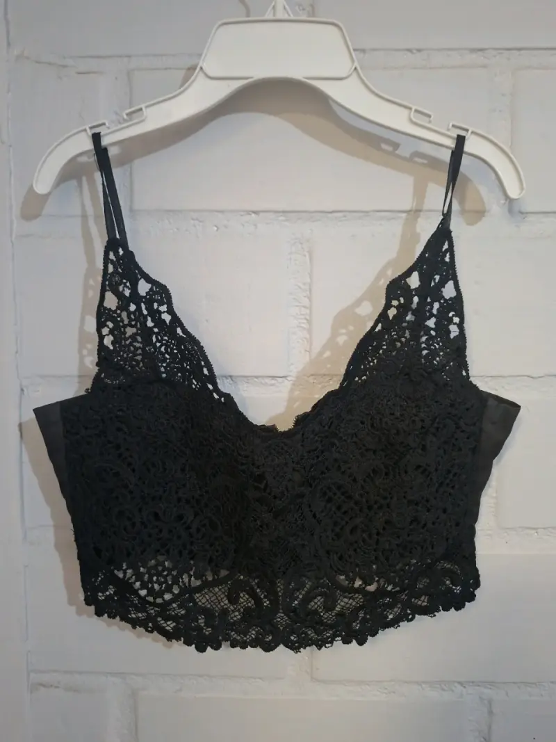 Top de encaje negro con tirantes - 1