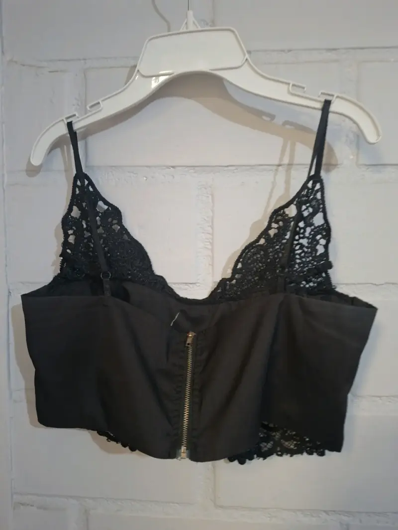 Top de encaje negro con tirantes - 2